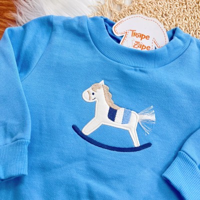 Conj. Casaco Cavalinho de Brinquedo e Calça de Moletom - Azul Bebê e Chumbo